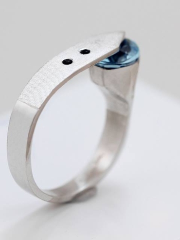 Edinstven zaročni prstan